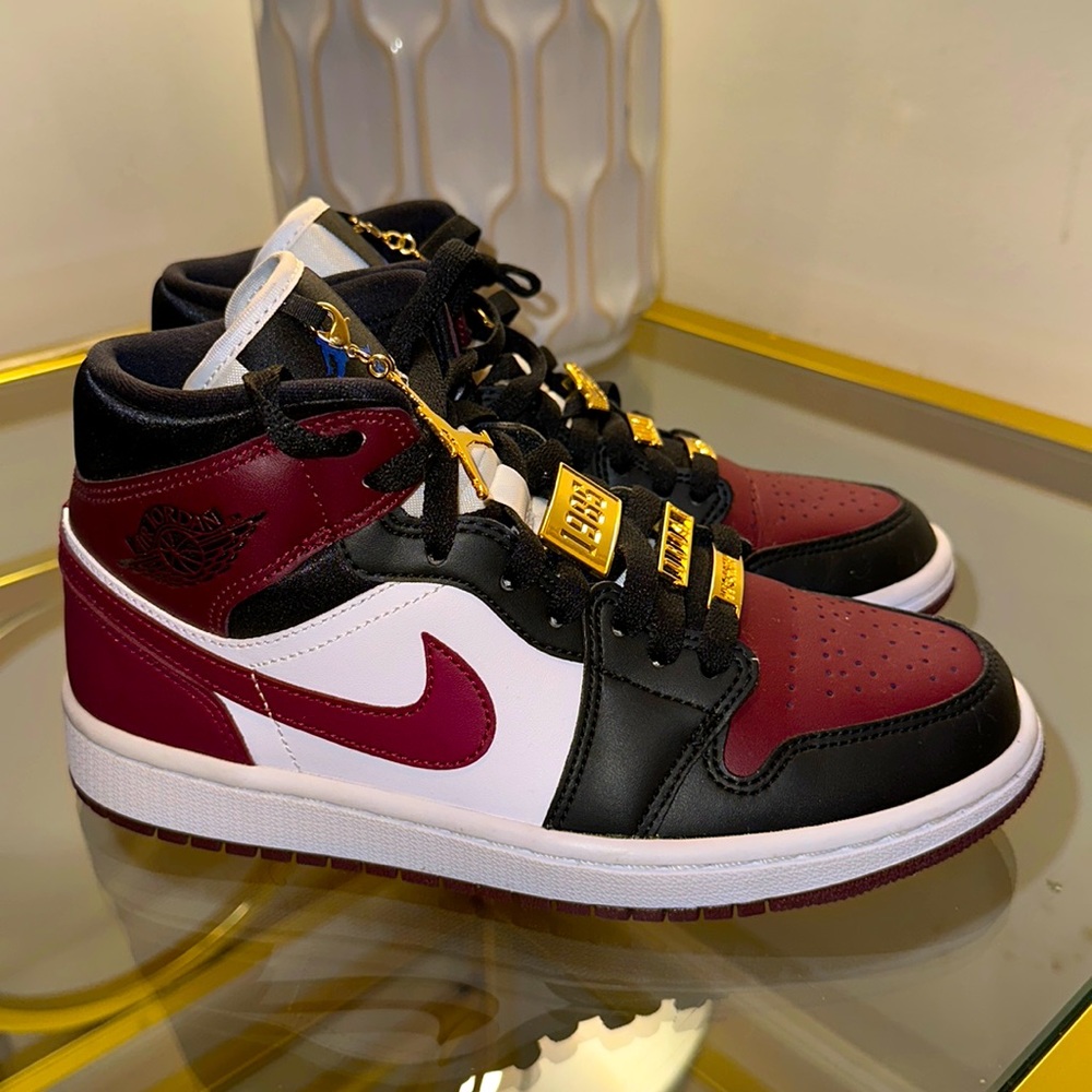 Jordan 1 Mid *Rare* Women size 7